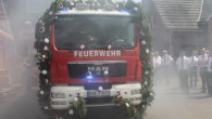 Das Tor des Feuerwehrgerätehauses öffnete sich und dichter Nebel drang aus dem Innern der Fahrzeughalle. Dann erschien langsam rückwärtsfahrend das...