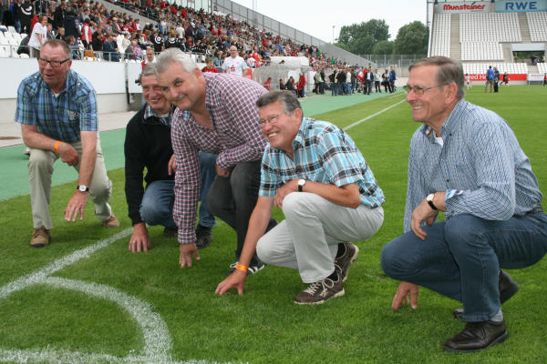 Eduard Kreyenbrink, Johannes Gasseling, Uwe Bonnes, Heinrich Schmeink und Alfons Reyering prüften fachmännisch gleich den Rasen im RWE-Stadion. Uwe Bonnes vertrat den verhinderten Stefan Tekaat.