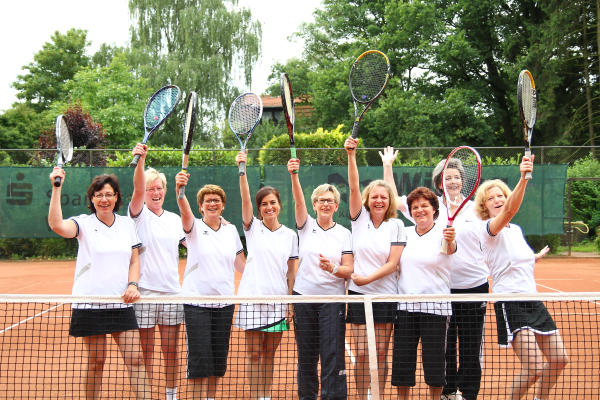 Irene Krause, Jutta Giesing, Anni Hetkamp, Yvonne Weber, Anneliese Winkelmann, Michaela Bruns, Liesel Schuch, Bärbel Langner, Babett Günther (v.l.) zeigten sich vor dem letzten Spiel gut gelaunt. Auf dem Foto fehlt Christa Gasseling (Foto: Frithjof Nowakewitz)