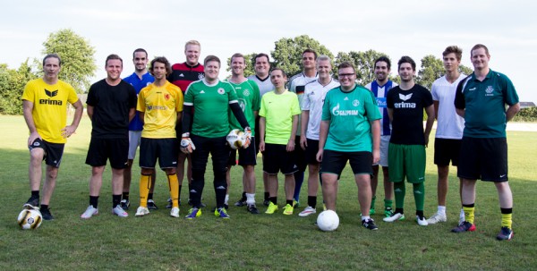 Die Trainer Christian Stolz (auf dem Foto links) und Christoph Biermann (ganz rechts) trainieren das SG-Team gemeinsam