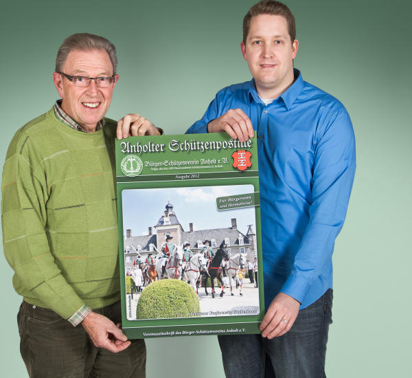 Manfred Schemkes und Sascha Hübers präsentieren die Titelseite der "Schützenpostille" (Foto: Privat)