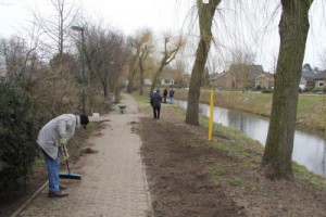 Mitglieder des Isselburger Heimatkreises pflegten die Wege und die Uferböschung entlang der Issel zwischen Münsterdeich und Friedhof (Archivfoto IL)