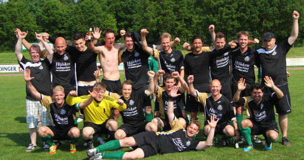 Der SuS Isselburg gewinnt 4:0 und startet zur Meisterfeier.