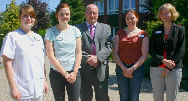 Seit dem 1. August 2013 gehören u.a. Denisa Wilmsen, Marina Müggenborg, Dr. Sonja Wichert sowie Sandra Büger (v.l.) zum Team des Augustahospitals Anholt. Stellvertretend für alle acht neuen Mitarbeiterinnen und Mitarbeiter (die übrigen Vier waren aus dienstlichen Gründen verhindert) traf sich Personalleiter Ludger Rosendahl mit ihnen zum Erinnerungsbild