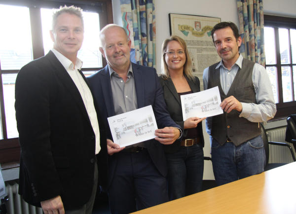 Stefan Giesing, Rudi Geukes, Dina Beckmann und Oliver Tornow präsentieren die Rohfassung des Sekundarschul-Konzeptes
