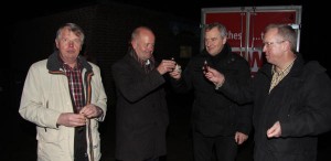 Helmut Clarendahl (Schützenverein), Bürgermeister Rudi Geukes, Clemens Bonnes und Karl-Heinz  Westerhoff (beide FCH) stoßen mit einem kleinen Warmmacher an.