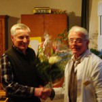 Heinrich Schmeink (links) erhält von Franz Brömmling einen Blumenstrauß (Foto: Privat)