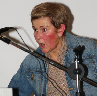 Maria Hösing sorgte in ihrer Rolle als "schwangerer Mann mit Ohrensausen" für viel Heiterkeit