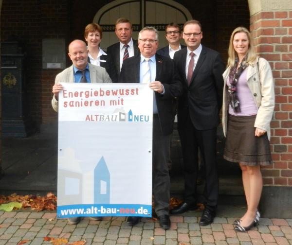 Bürgermeister Rudi Geukes (von links), Irmgard Zey (Sparkasse Westmünsterland), Christoph Bruns (Kreishandwerkerschaft Borken), Thomas Venhorst (Energieberater der Kreishandwerkerschaft), Jürgen van Geldern (Stadt Isselburg), Thomas Volmer (Sparkasse Westmünsterland) und Antje Lask (Kreis Borken) starten die "Haus-zu-Haus-Beratungskampagne" in Isselburg.