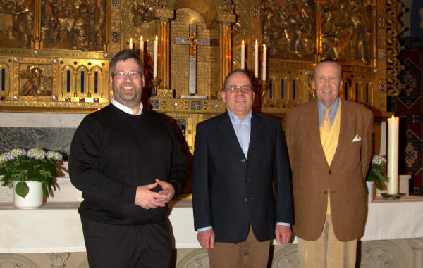 Pastor Klaus Winkel, Wilhelm Polders und Carl Philipp Fürst zu Salm-Salm (v.l.) freuen sich über das neue Kreuz im Hintergrund