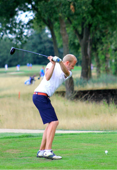 Martin Schlichtenbrede beim Abschlag (Foto: Golfclub Anholt)