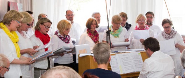 Der aus acht Ehepaaren bestehende Chor gab sein öffentliches Debüt am 1. Mai im Cafe Röschen. (Foto: Frithjof Nowakewitz