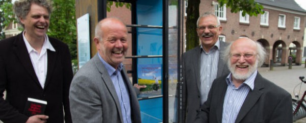 Hans-Jürgen Grewe (RWE), Bürgermeister Rudi Geukes, Heinrich Tenk (RWE) und Dr. Theo Beine (von links) hatten bei der Befüllung des Schrankes sichtlich gute Laune (Foto: Frithjof Nowakewitz)