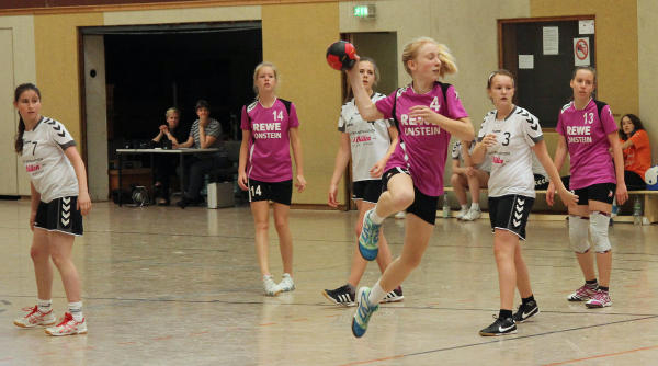 Christian Zey (am Ball) war 10 Treffern die beste Werferin (Foto: Frithjof Nowakewitz)