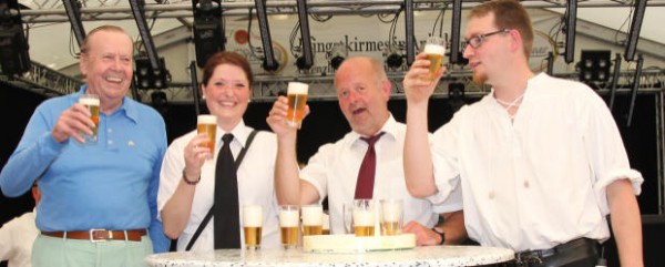 Das erste Bier schmeckte schon super. (v.l.: SD Fürst Carl-Phillip zu Salm-Salm, Marina Strauch, Rudi Geukes, Daniel Daniels)