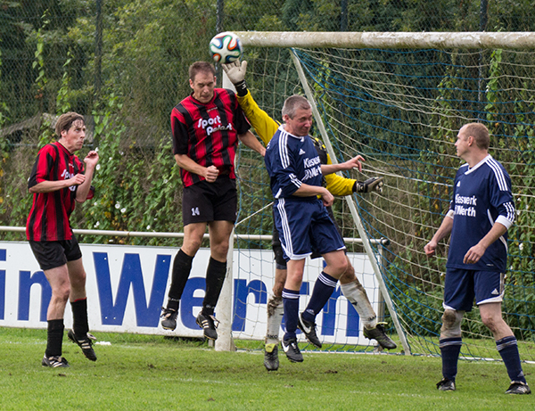 Kopf- aber nicht Hilflos scheint hier Anholts Keeper in der Begegnung gegen den SV Werth zu sein. (Foto: Frithjof Nowakewitz)