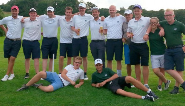 Das Foto zeigt die  Mannschaft samt Trainer George Mayhew (ganz links) und Caddies. (Foto: Privat) 