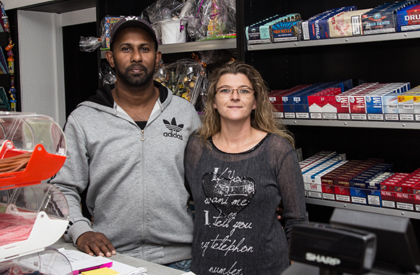 Sabrina Büning-Ranjan und ihr Mann Krisho präsentieren in ihrem Kiosk ein vielfältiges Angebot (Foto: Frithjof Nowakewitz)