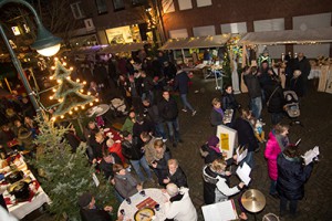 Großer Andrang herrschte beim Anholter Adventsmarkt 2014 (Archivbild: Frithjof Nowakewitz)