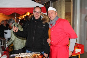 André Röhl (links) und Heino Hormann hatten, wie die anderen Besucher auch, viel gute Laune beim Isselburger Adventsabend 2014 (Archivbild: Frithjof Nowakewitz)