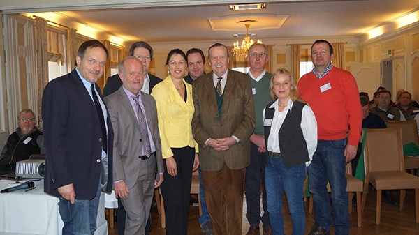 SD. Fürst zu Salm-Salm begrüßte die Gäste vom DWV, Bürgermeister Rudi Geukes (2.v.l.) sowie Monika Westerhoff-Boland und Ehemann Werner (2. u. 3. v.r.) (Foto: Privat)