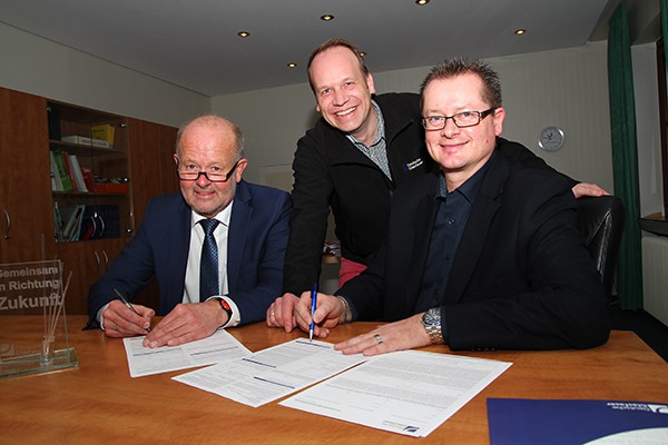 Bürgermeister Rudi Geukes und Bauamtsleiter Michael Carbanje unterzeichneten ihren privaten Vertrag im Beisein von Mirko Tanjsek (Mitte)