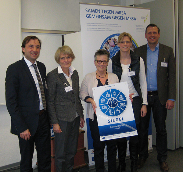 Hilde Geukes (Mitte im Bild) und Inga Hengstermann (Zweite von li.)nehmen stellvertretend für das Augustahospital das Euro Hygienesiegel von Prof. Dr. med. Alexander W. Friedrich, Dr. med. Inka Daniels-Haardt und Prof. Dr. Martin Smollich (von li.) bei der offiziellen Verleihungsfeier des Eursafety Health-Net entgegen. (Foto: S. Thole)