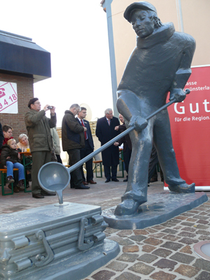 Seit dem 8. November 2008 steht der Gießer an der Minervastraße (Archivfoto: Frithjof Nowakewitz) 