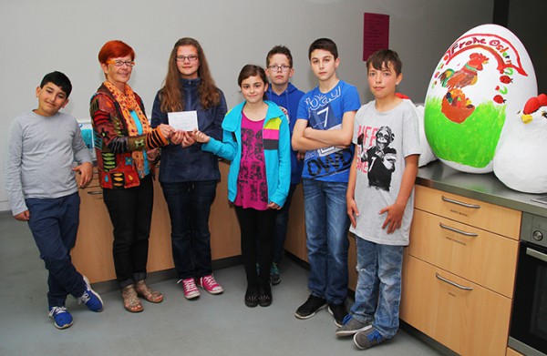 Einige der beteiligten Schüler und Schülerinnen der 5. Klasse übergaben heute das Geld an Bärbel Kühlhüser (Foto: Frithjof Nowakewitz)