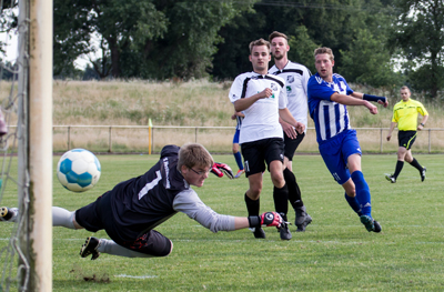 Matthias Hübers vom SV Werth erzielt hier gegen Westfalia Anholt den 1:1 Zwischenstand