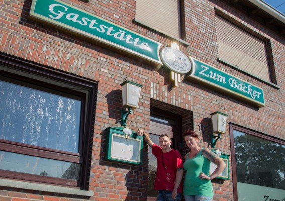 Julian Eschenauer und Christiane Borkens renovieren derzeit die Gaststätte Zum Backer (Foto: Frithjof Nowakewitz)