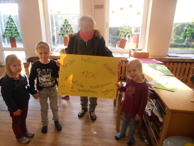 Symolisch überreichten die Kinder den Erlös an Renate Hempelmann (Foto: Privat)