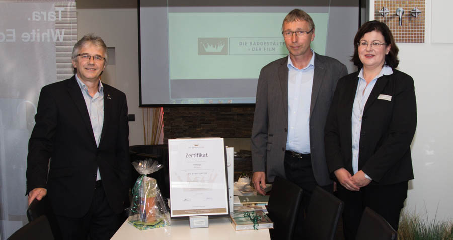 Frank Schneider (links) übergab die Zertifikatsurkunde an das Ehepaar Ehringfeld (Foto: Frithjof Nowakewitz)