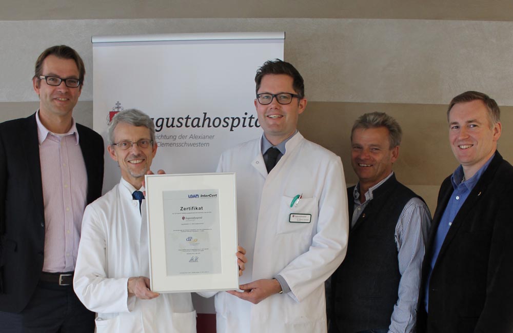 Von links: Regionalgeschäftsführer Hartmut Hagmann, Ärztlicher Direktor Prof. Dr. Michael Haupts, Oberarzt Dr. Marius Humpert, Pflegedirektor Joachim Weidemann und Verwaltungsdirektor Sebastian Lasczok (Foto: Augustahospital)