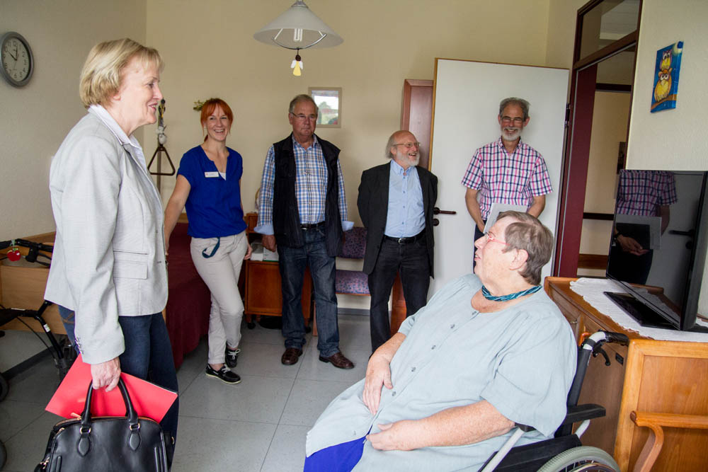 Ulla Schulte (links) im Gespräch mit Gerda Buddiger. Im Hintergrund von links Ellen Lamers, Johann Radstaak, Theo Beine und Wolfgang Jochmann.