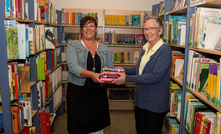 Sylvia Schmidt (links) übernimmt von Elisabeth Ferber die Leitung der Anholter Bücherei