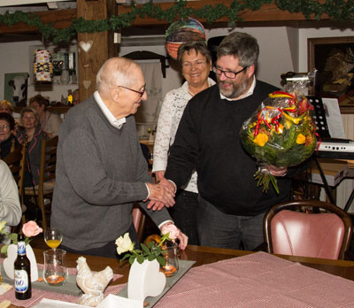 Theodor Veelken (links) ist seit 70 Jahre Mitglied des Pfarrcäcilienchor Anholt