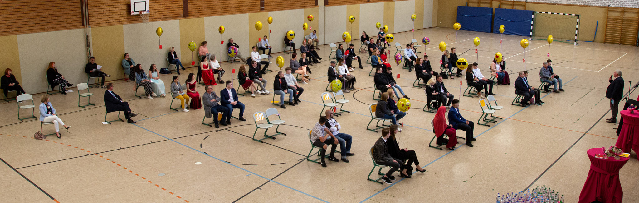 SchulEntlassfeier mit Abstand in der Sporthalle IsselburgLive