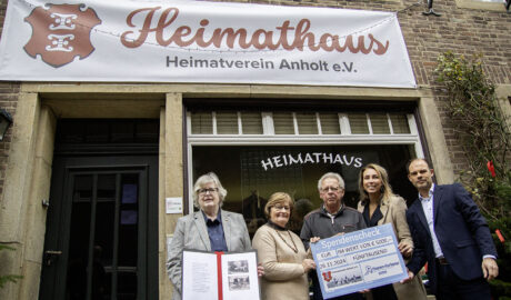 Heeren-Herkener Kieswerk unterstützt Anholter Heimatverein