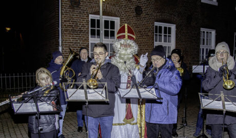 Das Isselburger Blasorchester erhielt Unterstützung vom Nikolaus