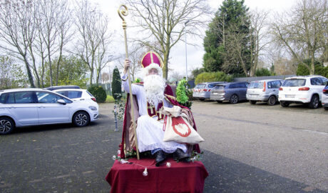 Nikolaus kommt mit einer Rikscha