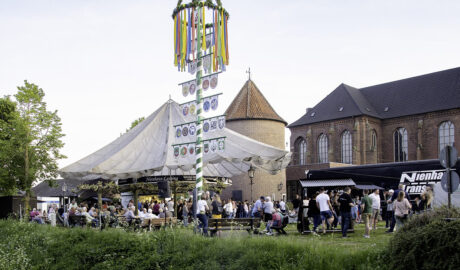 Kranz und Tanz am Isselufer