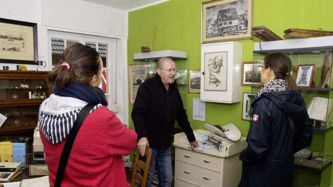 Christian Hakvoort mit zwei Besucherinnen (©Frithjof Nowakewitz)