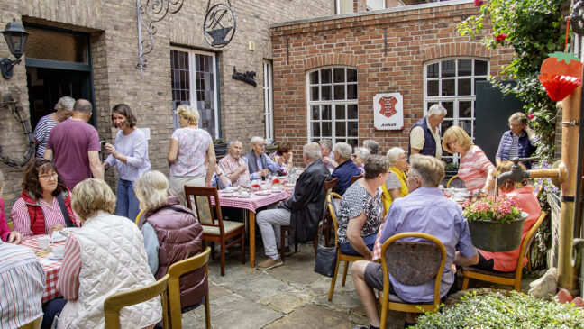 Viele Besucher beim Erdbeertag