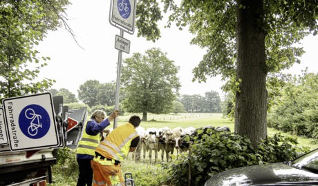 Die Bauhofmitarbeiter Uwe Kotnig (links) und Niklas Hetkamp stellen die Schilder für die Fahrradstraße auf (©Frithjof Nowakewitz)