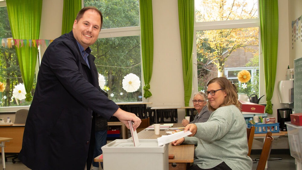 Kevin Schneider bei der Abgabe der Wahlzettel
