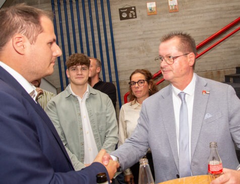 Kevin Schneider (links) gratuliert Michael Carbanje zum Wahlsieg