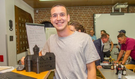 David Trebbau mit dem Modell der Burg