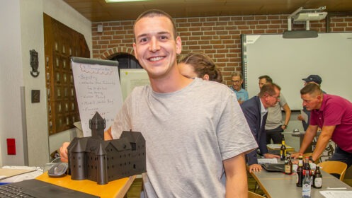 David Trebbau mit dem Modell der Burg