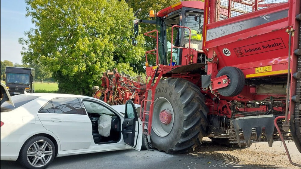 Pkw und Erntemachine